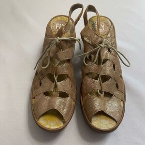 Fly London Womens Yexa916 Wedge Sandal Metallic Luna/Camel Size 40